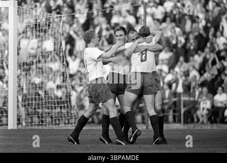 60er Jahre, Sport, Fußball, Regionalliga West, Regionalliga verklagt, 1965/1966, Aufstiegsspiel zur Bundesliga 1966/1967, Fortuna Düsseldorf gegen Kickers Offenbach 2:0, 04.06.1966, Rheinstadion Düsseldorf, freut sich über das Tor 2-0, f.l.t.r. Willi Marzok (F95), Hilmar Hoffer (F95), Peter Meyer (F95), Torschütze Reinhold Straus (F95) Stockfoto