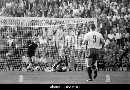 60er Jahre, Sport, Fußball, Regionalliga West, Regionalliga verklagt, 1965/1966, Aufstiegsspiel zur Bundesliga 1966/1967, Fortuna Düsseldorf gegen Kickers Offenbach 2:0, 04.06.1966, Rheinstadion Düsseldorf, Spielort, Waldemar Gerhardt (F95) auf Grund erzielt in der 10. Spielminute 1:0, linker Torhüter Wolfgang Mühlschwein (Kickers), rechter Peter Meyer (F95) Stockfoto