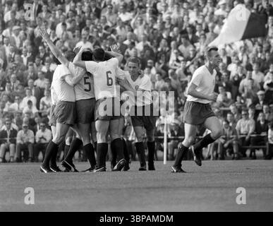 60er Jahre, Sport, Fußball, Regionalliga West, Regionalliga verklagt, 1965/1966, Aufstiegsspiel zur Bundesliga 1966/1967, Fortuna Düsseldorf gegen Kickers Offenbach 2-0, 04.06.1966, Rheinstadion Düsseldorf, Freude am 1:0, Torschütze Waldemar Gerhardt (F95) nicht sichtbar, f.l.t.r. Peter Meyer (F95), Werner Biskup (F95), Horst Haefner (F95), Willi Marzok (F95), Reinhold F95), Reinhold F95) Stockfoto