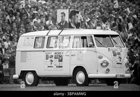 60er Jahre, Sport, Fußball, Regionalliga West, Regionalliga Südwest, 1965/1966, Aufstiegsspiel zur Bundesliga 1966/1967, Rot-Weiss Essen gegen 1. FC Saarbrücken 3-2, 08.06.1966, Stadion an der Hafenstraße in Essen, Polizeiauto zeigt auf gesuchte Personen, Bitte an Zuschauer im Stadion um Unterstützung Stockfoto