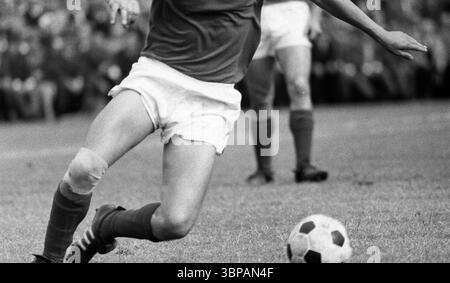60er Jahre, Sport, Fußball, Regionalliga West, Regionalliga Nord, 1965/1966, Aufstiegsspiel zur Bundesliga 1966/1967, Rot-Weiss Essen gegen FC Sankt Pauli Hamburg 0-1, 26.06.1966, Stadion an der Hafenstraße in Essen, Symbolbild, Essener Fußballspieler im Ballbesitz Stockfoto
