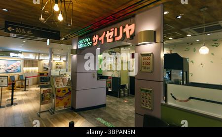 Aomori, Japan - 18. April 2025: Saizeriya Restaurant in Aomori, eine japanische Kette italienischer Yoshoku-Restaurants im Familienstil Stockfoto