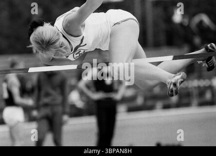 Sechziger Jahre, Sport, Leichtathletik, Junioren Niederrhein-Leichtathletik-Meisterschaften 1966 in Bottrop, Ruhrgebiet, Nordrhein-Westfalen, NRW, Deutschland, 10.07.1966, Jahn-Stadion in Bottrop, springen, Frauen, springen, Hochspringer Stockfoto