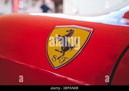 05-07-2025 Kemptthal, Schweiz. Gelb und schwarz, Metall, tanzendes Ferrari-Abzeichen oder Emblem an der Seite eines Ferrari F430 Stockfoto