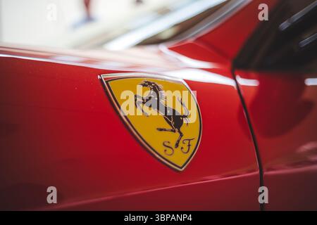 05-07-2025 Kemptthal, Schweiz. Gelb und schwarz, Metall, tanzendes Ferrari-Abzeichen oder Emblem an der Seite eines Ferrari F430 Stockfoto