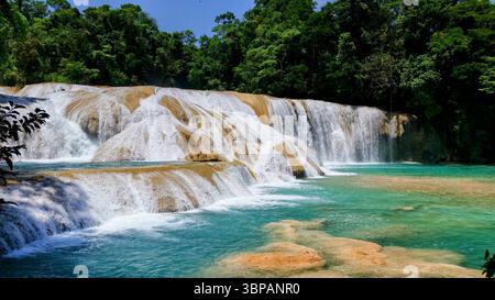 Agua Azul Chiapas Mexiko: Türkisblauer, fantastischer Wasserfall mit türkisfarbenem Wasser, umgeben von üppigem grünen Regenwald Stockfoto