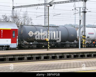 Ostrava, Tschechien - 9. November 2024: Tankwagen von Ermewa parkten auf der Eisenbahn Stockfoto