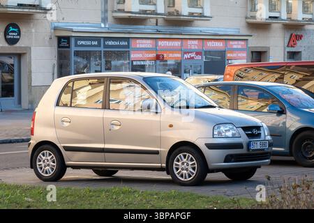 Ostrava, Tschechien - 18. Dezember 2023: Hyundai Atos Prime Auto nach dem 2. Facelift, auf der Straße geparkt Stockfoto