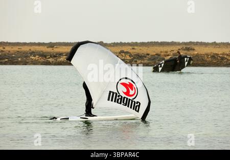 Windsurfunterricht in El Cotillo, Fuerteventura, Kanarischen Inseln, Spanien, Europa, EU . Aufgenommen 2025 Stockfoto