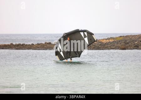 Windsurfunterricht in El Cotillo, Fuerteventura, Kanarischen Inseln, Spanien, Europa, EU . Aufgenommen 2025 Stockfoto