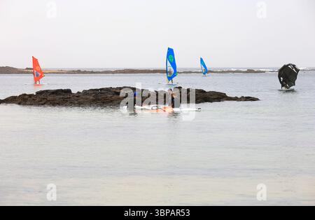 Windsurfunterricht in El Cotillo, Fuerteventura, Kanarischen Inseln, Spanien, Europa, EU . Aufgenommen 2025 Stockfoto