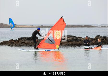 Windsurfunterricht in El Cotillo, Fuerteventura, Kanarischen Inseln, Spanien, Europa, EU . Aufgenommen 2025 Stockfoto