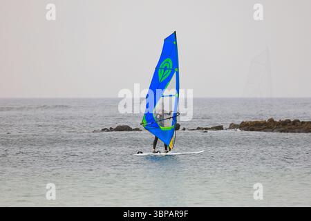 Windsurfunterricht in El Cotillo, Fuerteventura, Kanarischen Inseln, Spanien, Europa, EU . Aufgenommen 2025 Stockfoto