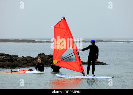 Windsurfunterricht in El Cotillo, Fuerteventura, Kanarischen Inseln, Spanien, Europa, EU . Aufgenommen 2025 Stockfoto
