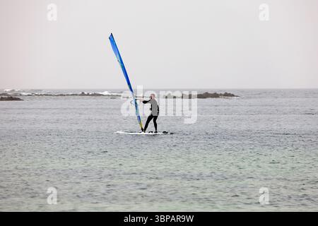 Windsurfunterricht in El Cotillo, Fuerteventura, Kanarischen Inseln, Spanien, Europa, EU . Aufgenommen 2025 Stockfoto