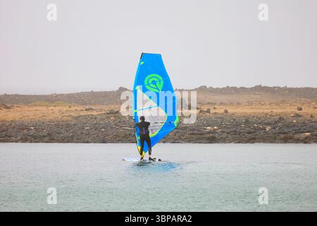 Windsurfunterricht in El Cotillo, Fuerteventura, Kanarischen Inseln, Spanien, Europa, EU . Aufgenommen 2025 Stockfoto