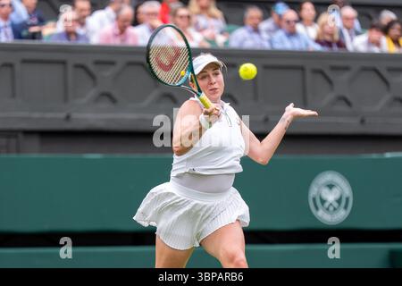 London, Großbritannien. Juli 2025. LONDON, ENGLAND - 6. JULI: Anastasia Pavlyuchenkova während des Wimbledon 2025 im All England Lawn Tennis & Croquet Club am 6. Juli 2025 in London, England. (Foto von Marleen Fouchier/Orange Pictures) Credit: Orange Pics BV/Alamy Live News Stockfoto