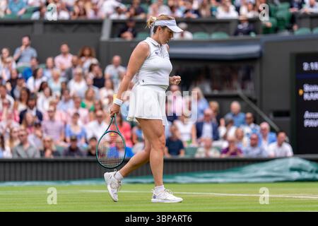 London, Großbritannien. Juli 2025. LONDON, ENGLAND - 6. JULI: Anastasia Pavlyuchenkova während des Wimbledon 2025 im All England Lawn Tennis & Croquet Club am 6. Juli 2025 in London, England. (Foto von Marleen Fouchier/Orange Pictures) Credit: Orange Pics BV/Alamy Live News Stockfoto