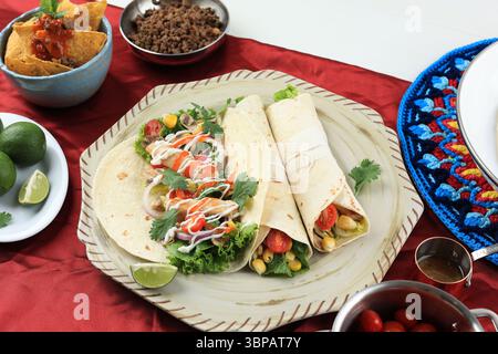 Hühnchen-Gyros mit Gemüse und Tzatziki-Sauce, offene Hühnerpackung, griechisches Lebensmittelkonzept. Stockfoto