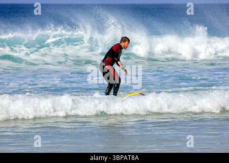 Man surft in Piedra Playa, El Cotillo, Fuerteventura, Kanarischen Inseln, Spanien, Europa, EU . Aufgenommen 2025 Stockfoto