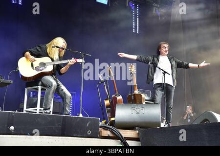 Berliner Rundfunk OPEN AIR 2025 - Wuhlheide LIVE on Stage: Eine Veranstaltung des Berliner Rundfunks OPEN AIR. Dieter Birr, Maschine von den Puhdys C Ostrock-ikone mit Unterstützung von Gitarrist Uwe Hassbecker dumm. In Berlin, am 05.07.2025 *** Berliner Rundfunk OPEN AIR 2025 Wuhlheide LIVE auf der Bühne eine Veranstaltung des Berliner Rundfunks OPEN AIR Dieter Birr, Maschine der Puhdys C East Rock-Ikone mit Unterstützung von Gitarrist Uwe Hassbecker Silly in Berlin, am 05 07 2025 Photopress Müller Stockfoto
