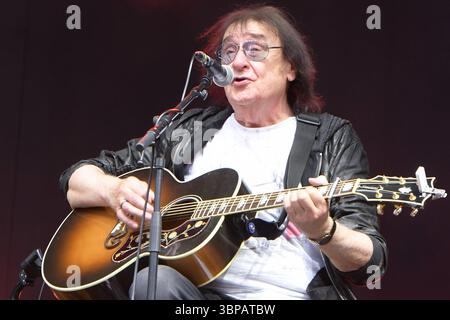 Berliner Rundfunk OPEN AIR 2025 - Wuhlheide LIVE on Stage: Eine Veranstaltung des Berliner Rundfunks OPEN AIR. Dieter Birr, Maschine von den Puhdys Ostrock-ikone mit Unterstützung von Gitarrist Uwe Hassbecker dumm. In Berlin, am 05.07.2025 *** Berliner Rundfunk OPEN AIR 2025 Wuhlheide LIVE auf der Bühne eine Veranstaltung des Berliner Rundfunks OPEN AIR Dieter Birr, Maschine der Puhdys Ostrock-Ikone mit Unterstützung von Gitarrist Uwe Hassbecker Silly in Berlin, am 05 07 2025 Photopress Müller Stockfoto