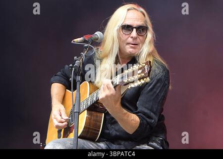 Berliner Rundfunk OPEN AIR 2025 - Wuhlheide LIVE on Stage: Eine Veranstaltung des Berliner Rundfunks OPEN AIR. Dieter Birr, Maschine von den Puhdys C Ostrock-ikone mit Unterstützung von Gitarrist Uwe Hassbecker dumm. In Berlin, am 05.07.2025 *** Berliner Rundfunk OPEN AIR 2025 Wuhlheide LIVE auf der Bühne eine Veranstaltung des Berliner Rundfunks OPEN AIR Dieter Birr, Maschine der Puhdys C East Rock-Ikone mit Unterstützung von Gitarrist Uwe Hassbecker Silly in Berlin, am 05 07 2025 Photopress Müller Stockfoto
