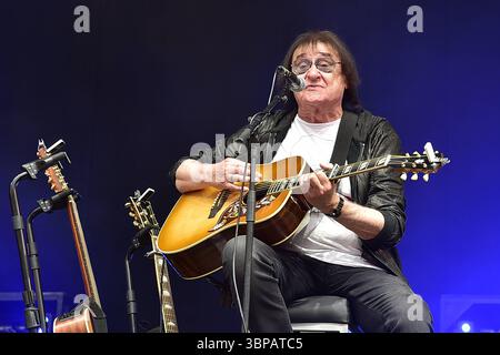 Berliner Rundfunk OPEN AIR 2025 - Wuhlheide LIVE on Stage: Eine Veranstaltung des Berliner Rundfunks OPEN AIR. Dieter Birr, Maschine von den Puhdys C Ostrock-ikone mit Unterstützung von Gitarrist Uwe Hassbecker dumm. In Berlin, am 05.07.2025 *** Berliner Rundfunk OPEN AIR 2025 Wuhlheide LIVE auf der Bühne eine Veranstaltung des Berliner Rundfunks OPEN AIR Dieter Birr, Maschine der Puhdys C East Rock-Ikone mit Unterstützung von Gitarrist Uwe Hassbecker Silly in Berlin, am 05 07 2025 Photopress Müller Stockfoto