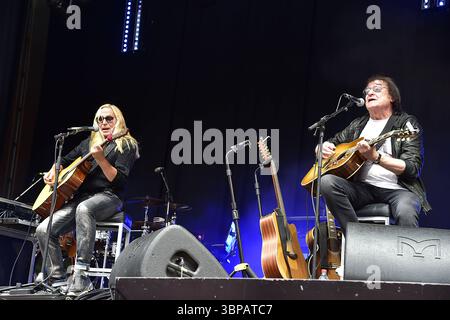 Berliner Rundfunk OPEN AIR 2025 - Wuhlheide LIVE on Stage: Eine Veranstaltung des Berliner Rundfunks OPEN AIR. Dieter Birr, Maschine von den Puhdys Ostrock-ikone mit Unterstützung von Gitarrist Uwe Hassbecker dumm. In Berlin, am 05.07.2025 *** Berliner Rundfunk OPEN AIR 2025 Wuhlheide LIVE auf der Bühne eine Veranstaltung des Berliner Rundfunks OPEN AIR Dieter Birr, Maschine der Puhdys Ostrock-Ikone mit Unterstützung von Gitarrist Uwe Hassbecker Silly in Berlin, am 05 07 2025 Photopress Müller Stockfoto