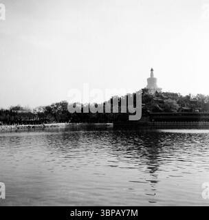 Peking Beihai White Dagoba Reflexion auf dem ruhigen See - Vintage Schwarz-weiß Stockfoto