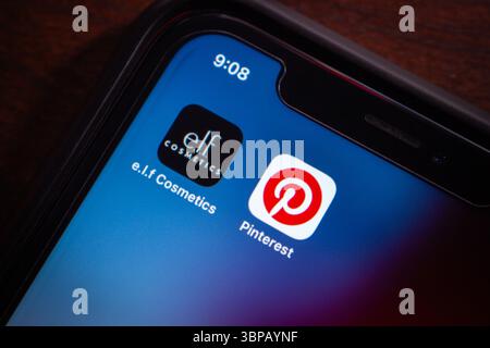 Nahaufnahme des Smartphone-Bildschirms, auf dem z. B. Kosmetik- und Pinterest-App-Symbole angezeigt werden, die Schönheit und die Verbindung zu sozialen Medien hervorheben. Stockfoto