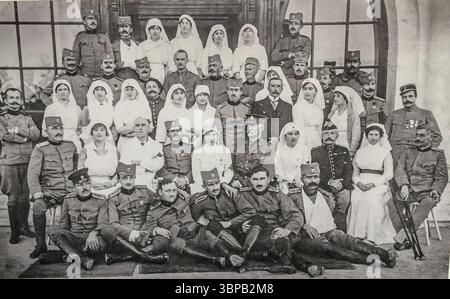 Militärangehörige an der Front von Thessaloniki während des Ersten Weltkriegs, darunter Ärzte, Krankenschwestern und Offiziere, posierten in Uniform in Nordgriechenland, 1916. Stockfoto