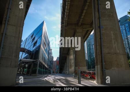 Blick nach Norden unter der Granville Street Bridge in Richtung University Canada West Campus & Pacific Boulevard im Zentrum von Vancouver, BC. Stockfoto