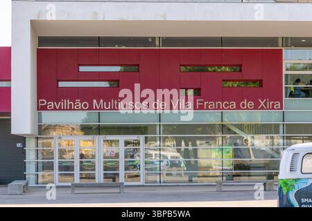 Moderne Architektur des Mehrzweckpavillons von vila franca de xira, portugal, mit roten Paneelen und großen Fenstern Stockfoto