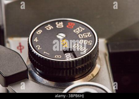 Makroaufnahmen einer alten manuellen 35-mm-Spiegelreflexkamera mit 58-mm-F/1,4-Objektiv Stockfoto