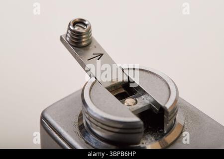 Makroaufnahmen einer alten manuellen 35-mm-Spiegelreflexkamera mit 58-mm-F/1,4-Objektiv Stockfoto