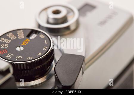 Makroaufnahmen einer alten manuellen 35-mm-Spiegelreflexkamera mit 58-mm-F/1,4-Objektiv Stockfoto