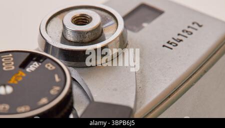 Makroaufnahmen einer alten manuellen 35-mm-Spiegelreflexkamera mit 58-mm-F/1,4-Objektiv Stockfoto