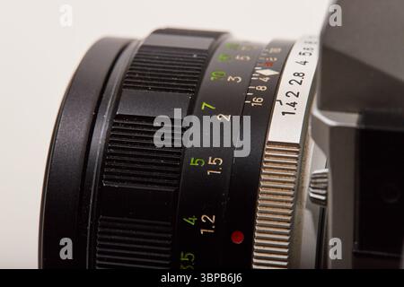 Makroaufnahmen einer alten manuellen 35-mm-Spiegelreflexkamera mit 58-mm-F/1,4-Objektiv Stockfoto