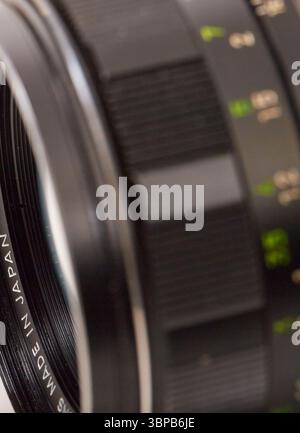 Makroaufnahmen einer alten manuellen 35-mm-Spiegelreflexkamera mit 58-mm-F/1,4-Objektiv Stockfoto