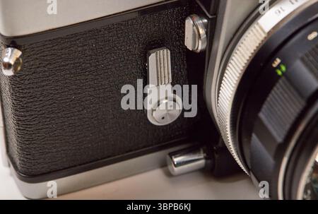 Makroaufnahmen einer alten manuellen 35-mm-Spiegelreflexkamera mit 58-mm-F/1,4-Objektiv Stockfoto