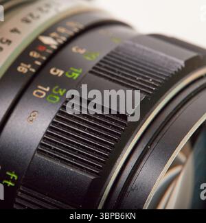 Makroaufnahmen einer alten manuellen 35-mm-Spiegelreflexkamera mit 58-mm-F/1,4-Objektiv Stockfoto