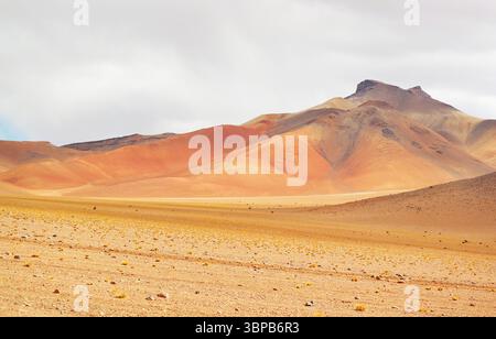 Atemberaubender Bergblick auf das Andenplateau im Departement Potosi in Bolivien, Südamerika Stockfoto