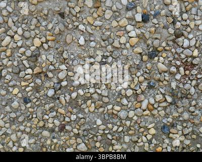 Texturierter Sichtbeton mit Kieselsteinen. Ikonisches DDR-Architekturelement. Kopierraum. Stockfoto