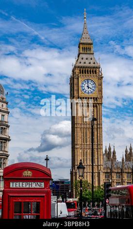 Big ben City in london mit roter Telefonzelle in England vertikal Stockfoto