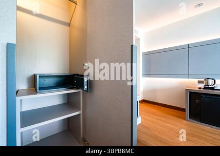 Geöffnet Entsperren Sie digitale moderne schwarze Safe-Box, Strungbox auf dem Regal in Holz Schrank im Hotelzimmer Stockfoto