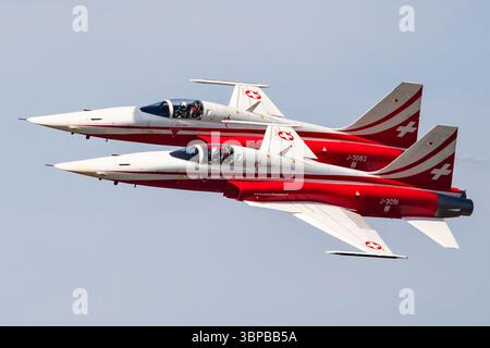 Radom, Polen - 25. August 2023: Schweizer Luftwaffe F-5E Tiger Jagdflugzeug fliegen. Luftfahrt- und Militärflugzeuge. Patrouille Suisse Kunstflugteam Stockfoto