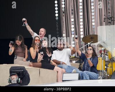 London, Großbritannien. Juli 2025. Clairo tritt für den zweiten Abend auf und unterstützt Sabrina Carpenter im BST Hyde Park Mandatory Credit: Glamourstock/Alamy Live News Stockfoto