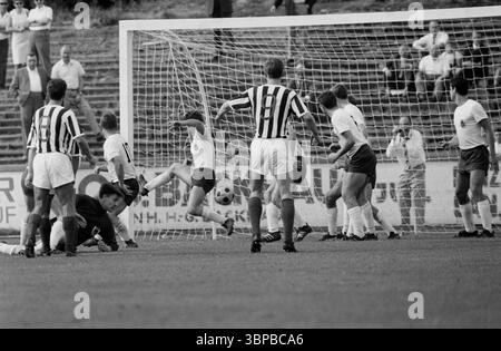 60er Jahre, Sport, Fußball, Regionalliga West, 1966/1967, ETB Schwarz-Weiss Essen vs. Eintracht Duisburg 2-0, 21.08.1966, Stadion am Uhlenkrug in Essen, Spielort, Tor zu Essen, Torhüter Jürgen Gerber (Duisburg) 2.f.l. ist kanzellos Stockfoto