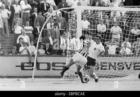 60er Jahre, Sport, Fußball, Regionalliga West, 1966/1967, ETB Schwarz-Weiss Essen vs. Eintracht Duisburg 2-0, 21.08.1966, Stadion am Uhlenkrug in Essen, Spielort, Torraum, Gerd Kohl (ETB) verließ und ein Duisburger Spieler Stockfoto